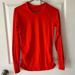 Momentum seamless top